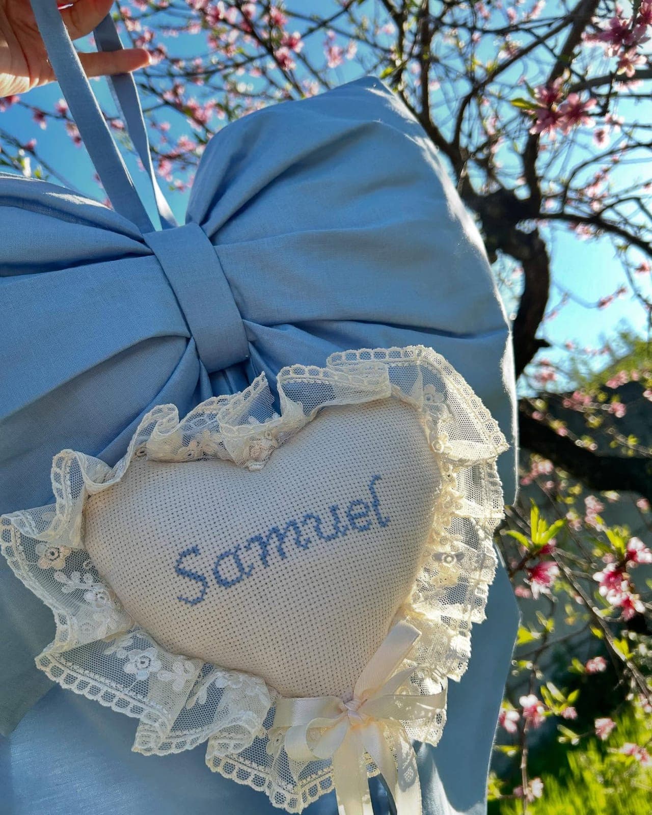 Blue birth announcement bow with a lace heart and the name Samuel